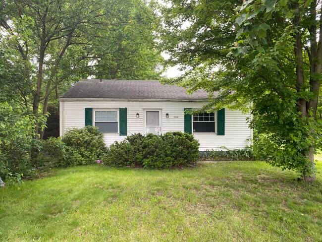 Primary Photo - 1539 N Hickory Rd