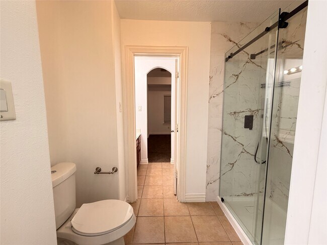 Building Photo - 2819 Lake Shore Harbour Dr