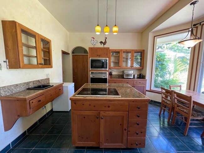 Building Photo - Spacious 4-Bedroom Retreat in Haiku with S...