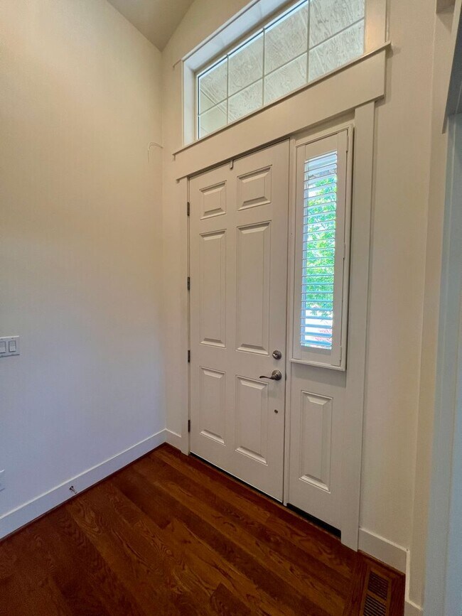 Building Photo - PENDING APPLICATION; Spacious Home on Golf Course  - All Bedrooms En Suite