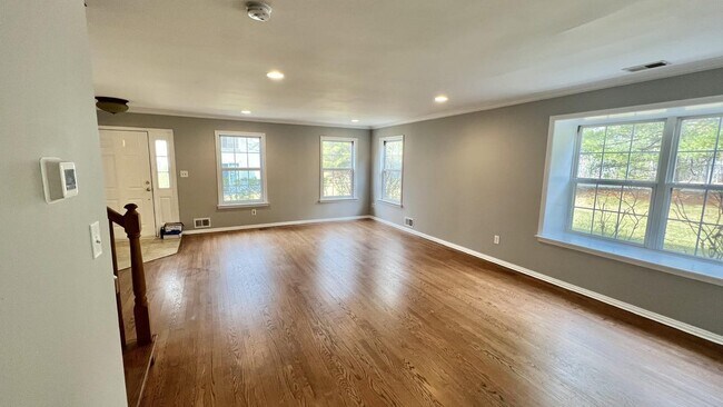 Building Photo - 833 Mariposa Ct