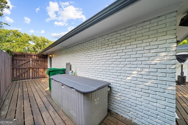 Building Photo - 1911 Fairway Cir NE