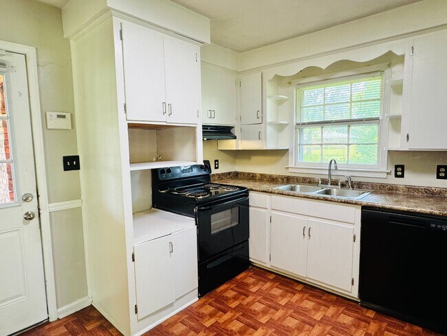 Building Photo - 3-Bedroom -Bright, Charming, and Move-In R...