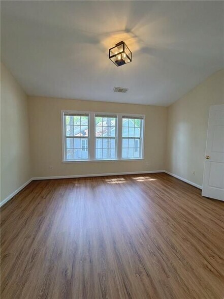 Building Photo - 4012 Howell Park Rd