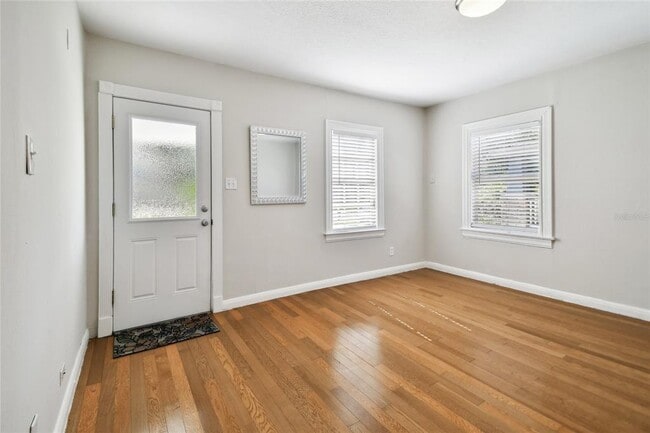 Building Photo - 308 N Gomez Ave