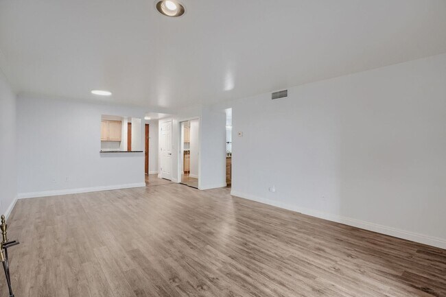 Building Photo - SPACIOUS 2Bd/1BA Condo- Cap Hill Neighborhood! Available NOW!