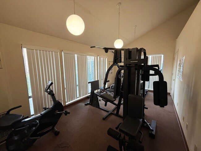 Building Photo - Recently updated top floor 1 bedroom + office with laundry, pool and garage