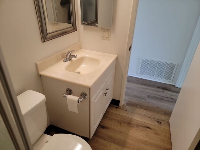 Building Photo - Popular Townhouse - All-Gas Appliances