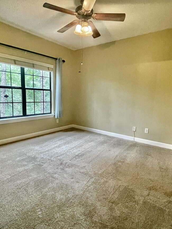 Building Photo - 212 Sterling Oaks Dr