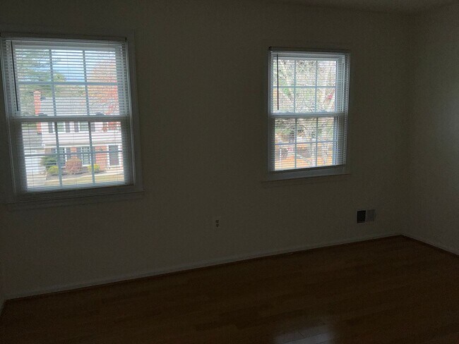 Building Photo - Very well maintained 4BR 2.5BA Colonial mo...