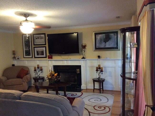 Building Photo - 3BR Home with Open Floor Plan & Fenced Backyard