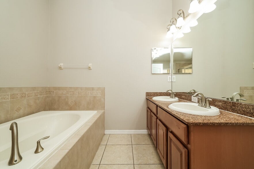 Building Photo - 13020 Avalon Crest Ct