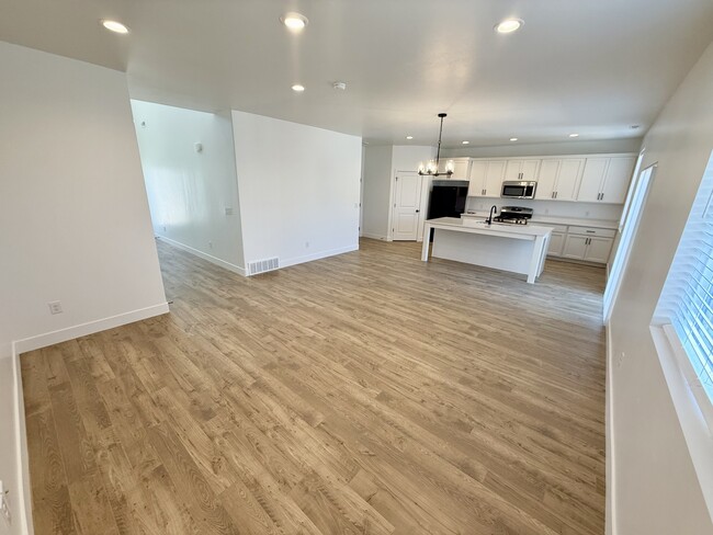 Building Photo - 564 1860 N
