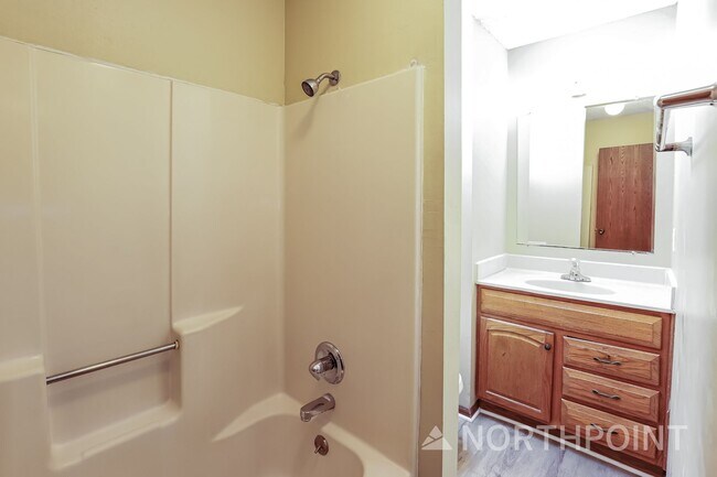 Building Photo - Radiant Unit Townhome | 2 BR/1.5BA | 1-Car Garage |