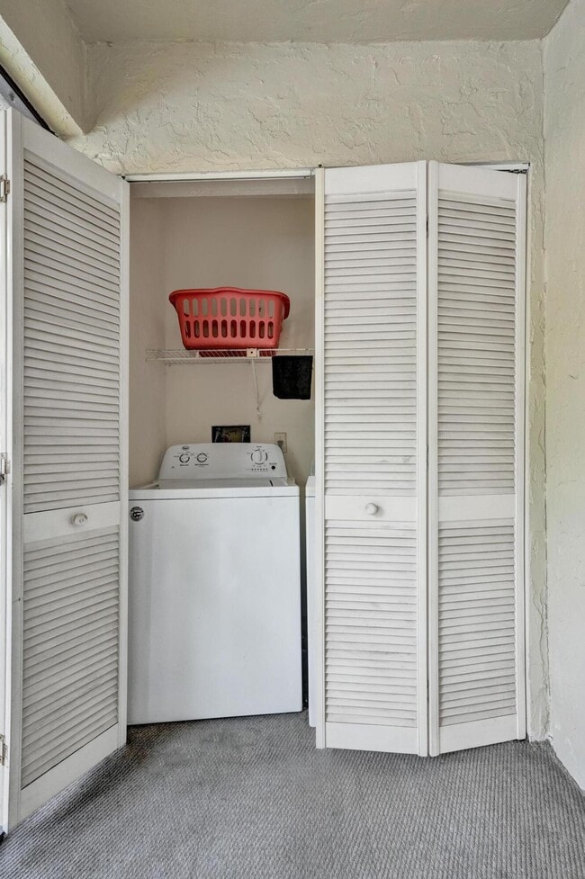 Building Photo - 9840 Pineapple Tree Dr