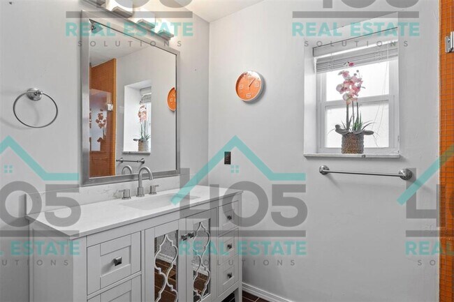 Building Photo - AMAZING FIND IN MWC