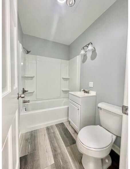 Main Bathroom - 13 Eagle Dr