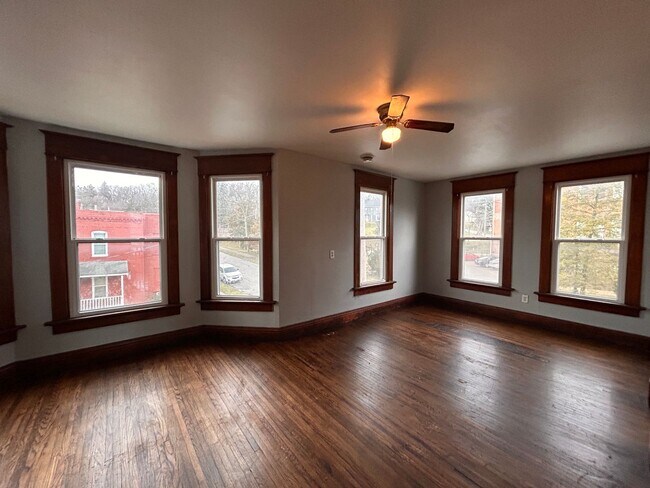 Building Photo - 2047 W 6th St