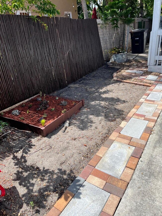 Building Photo - 301 Central Dr