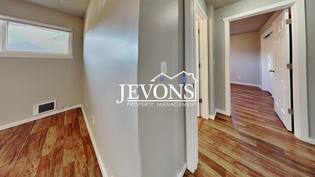 Building Photo - Inviting 2-bedroom 4-plex near Pritchard I...