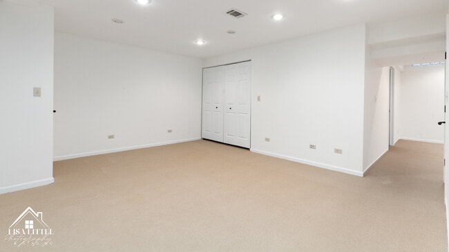 Building Photo - 2S661 Ave Normandy W