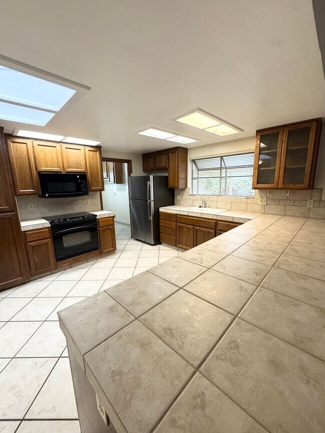 Building Photo - THREE BEDROOM TWO BATH  HOME in the Pocket...