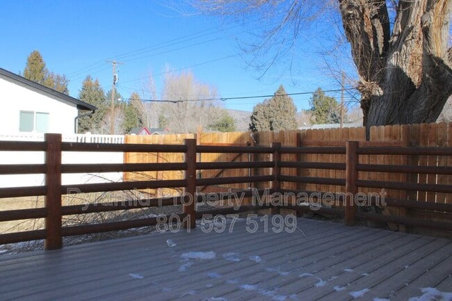 Building Photo - 489 E Center St