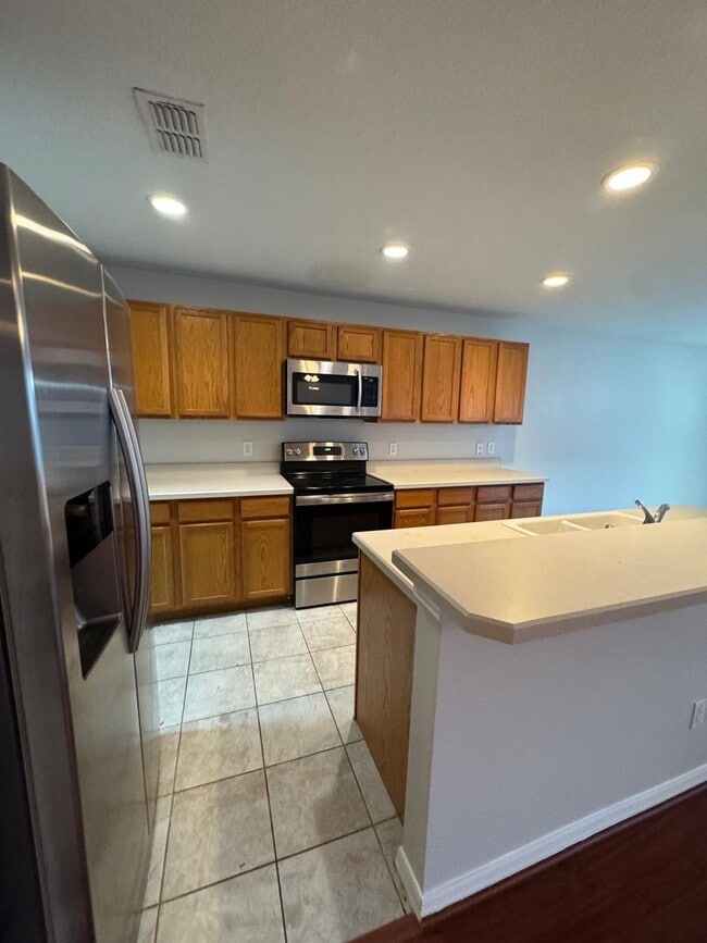 Building Photo - Avalon Park: 3 Bedroom, 2.5 Bath, 2 Car Garage Townhome