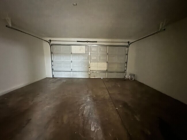 Building Photo - 3BR Duplex with gated yard and Garage