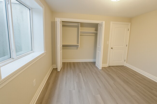 Building Photo - Spacious 4 Bedroom Home with Basement and Wet Bar in Clearwater