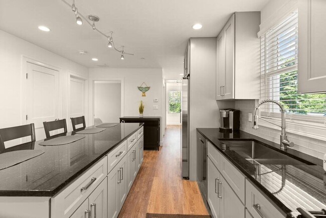 Building Photo - 149 Pleasant St