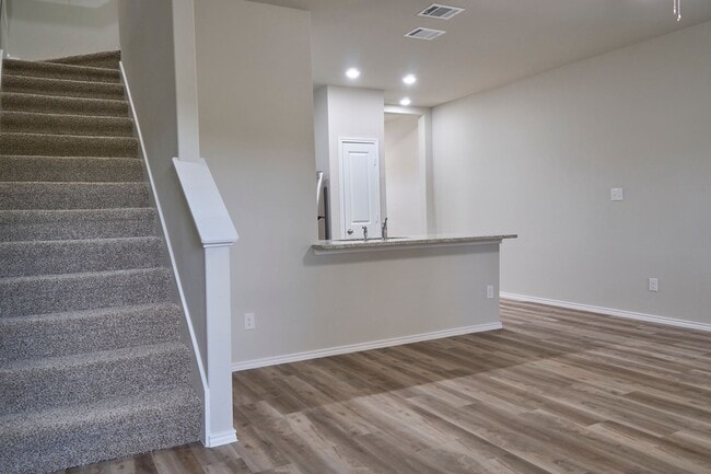 Building Photo - Hunters Ranch Beauty! 3 Bedrooms 2 1/2 Bath Townhome