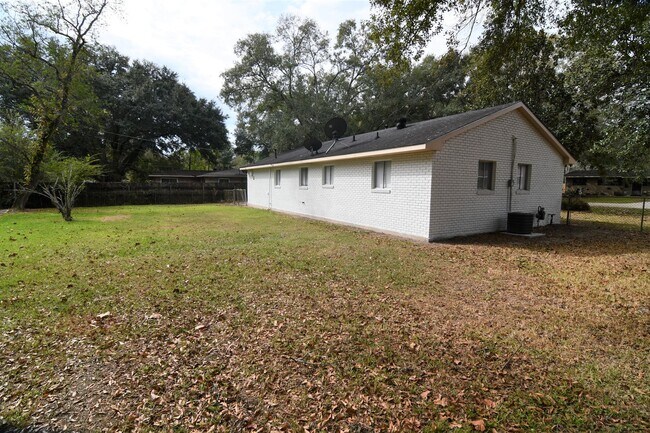 Building Photo - Newly Renovated!  3 bedroom, 1 bath home off Baker Blvd with easy access to Plank