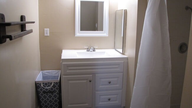 Building Photo - Rosedale Hwy Duplex