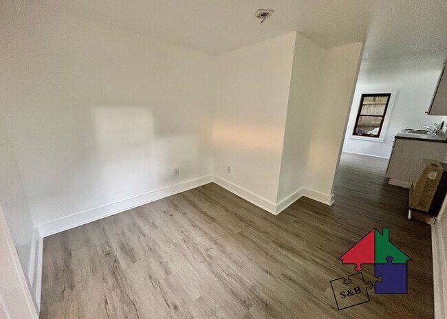 Building Photo - Freshly Renovated 2-Bedroom in Burlington's South End!