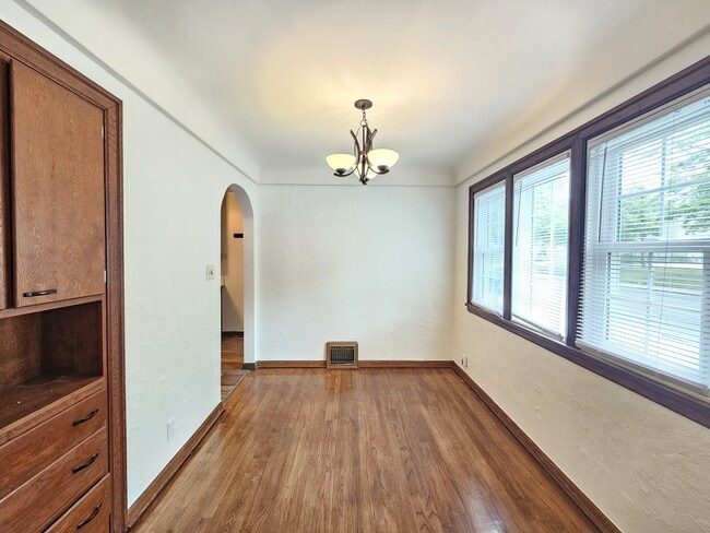 Building Photo - 829 S Ivory St