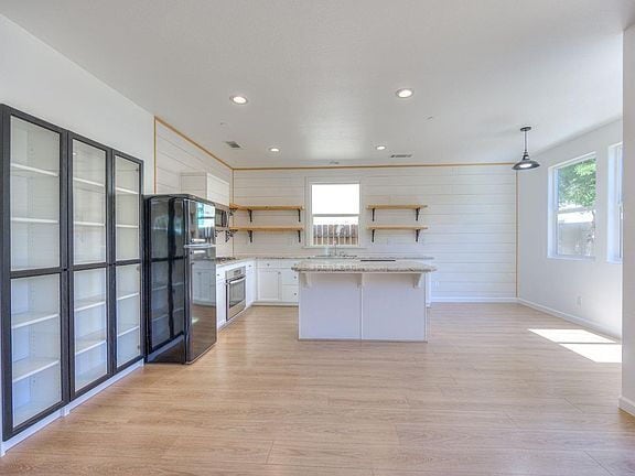Building Photo - Clean and Spacious 3 Bedroom 2.5 Bathroom Home
