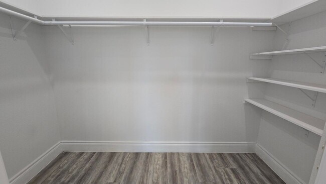 Building Photo - Beautiful and Modern 4 bed 3.5 Bath Townho...