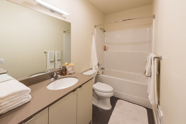 Building Photo - Reverb