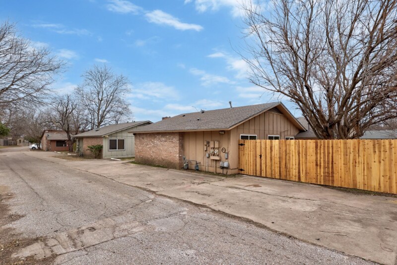 Building Photo - 218 W William Cannon Dr