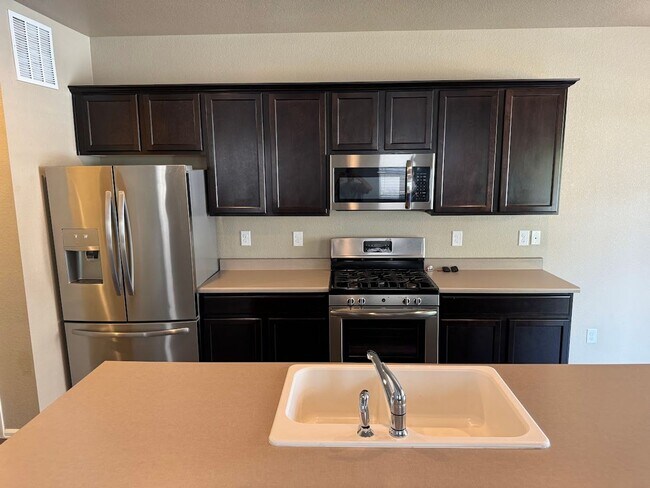 Building Photo - ***$500 Off 1st Months Rent*** Stunning 4BD/3BA Home in North Longmont - Available NOW!