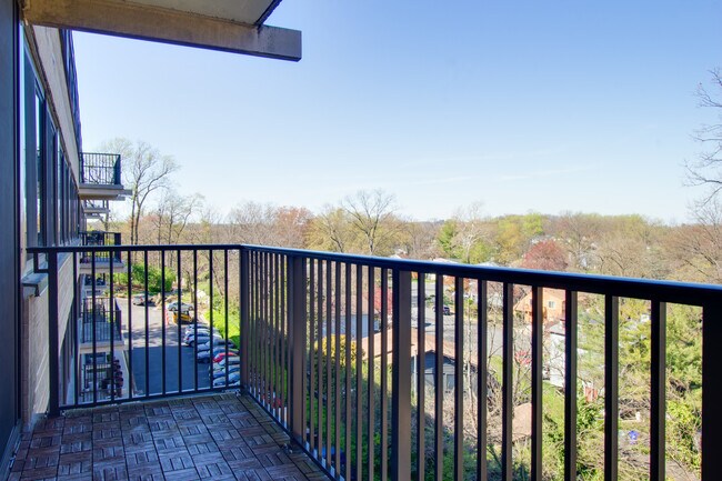 Building Photo - 600 Roosevelt Blvd