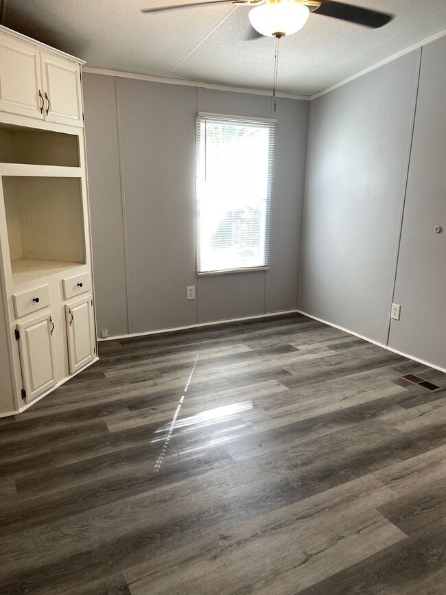 Building Photo - Renovated Home