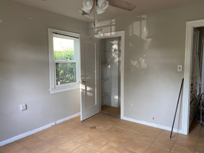 2nd bedroom - 2905 S Redondo Blvd