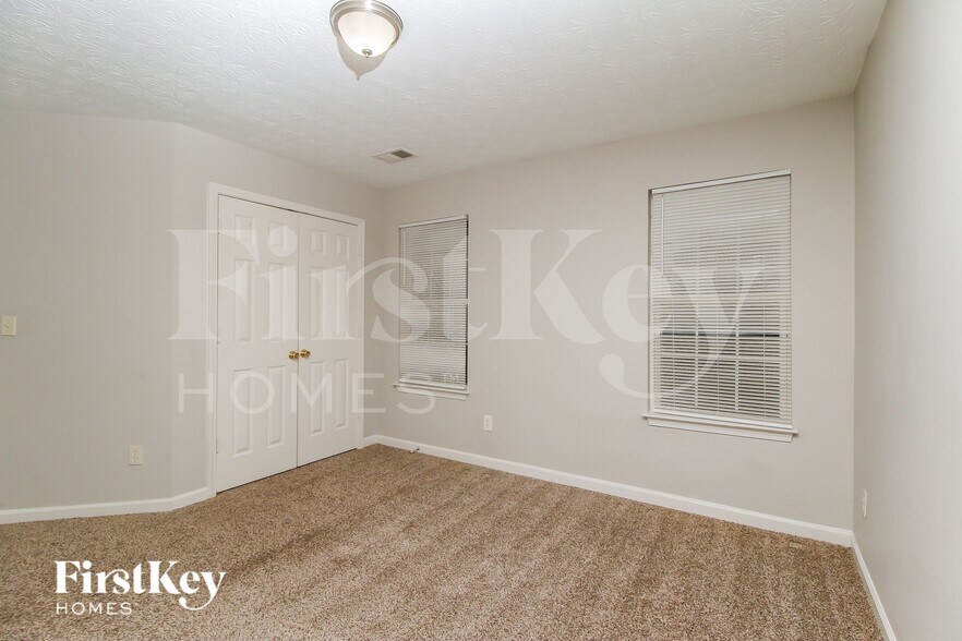 Building Photo - 7046 Setters Way