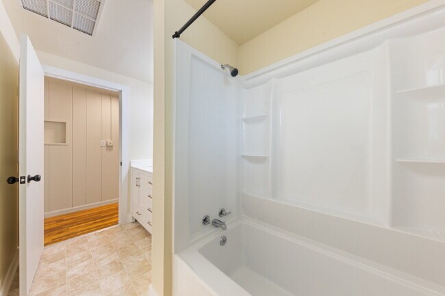 Building Photo - *MOVE IN SPECIAL!* Updated 3 bedroom duplex