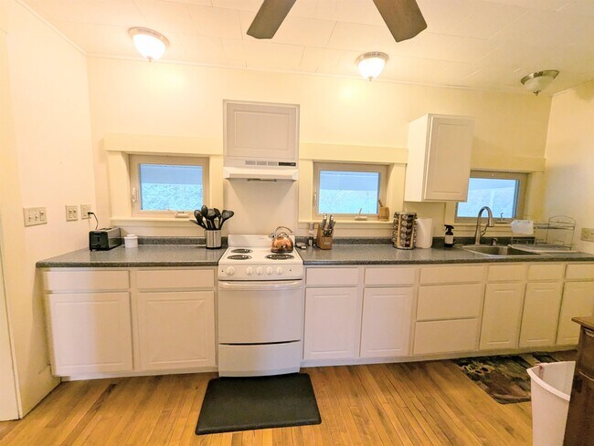 Building Photo - 613 Summer St