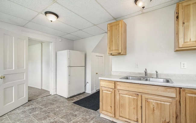 Building Photo - Selling - River Street