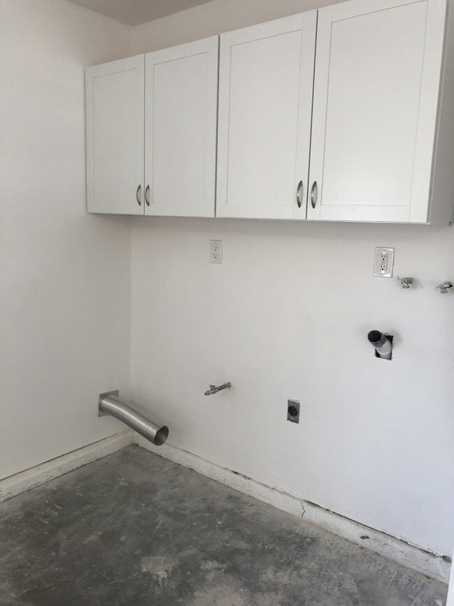 Building Photo - 4 Bedroom, 2 Bathroom Home!