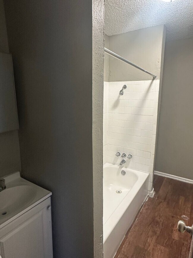 Building Photo - Brookview Duplex 6917